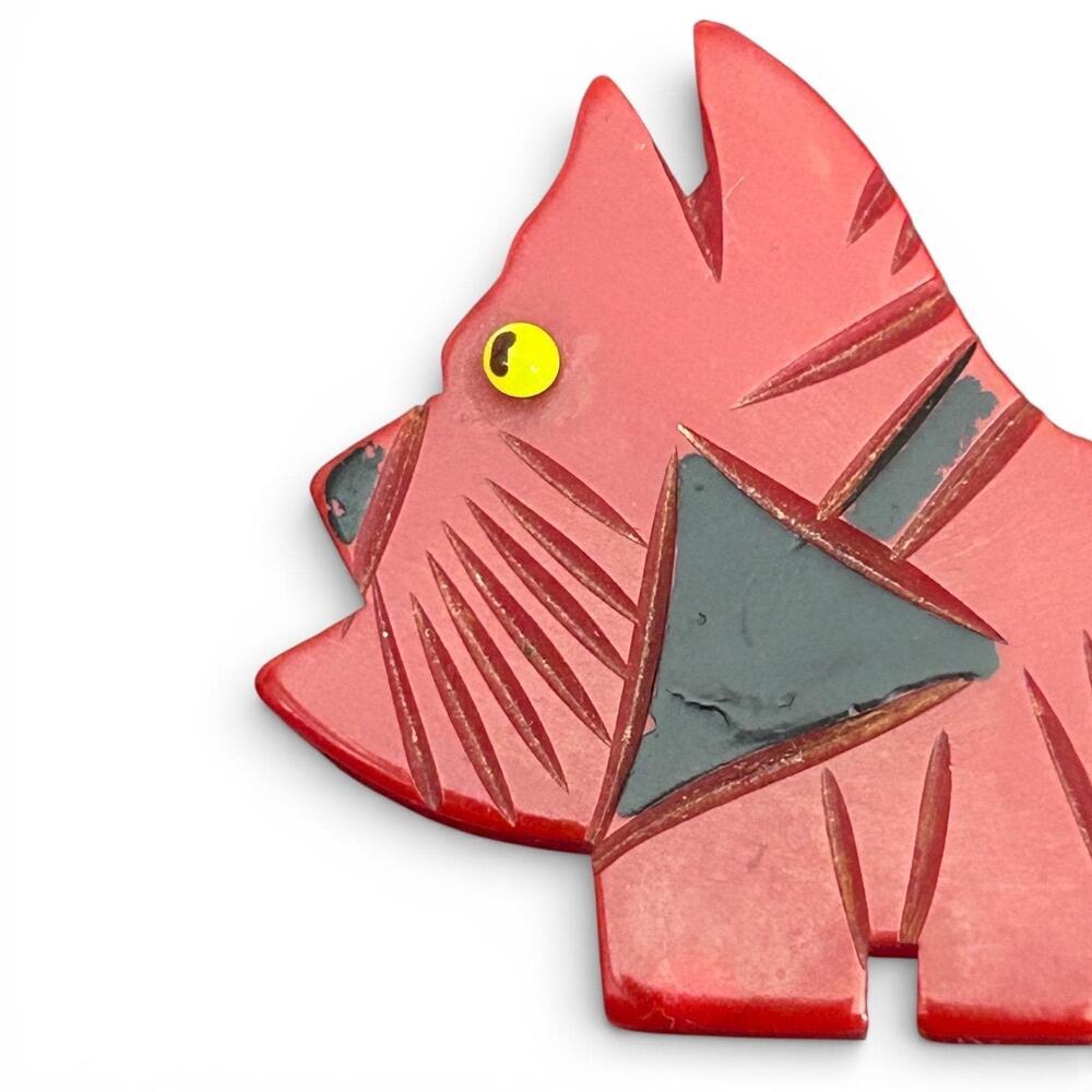 Carved Red Bakelite Scottie Dog Brooch - Picture 2 of 5